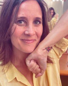 Julie de Bona Instagram - Tatouage offert par mon fils « Maman tu es une superwoman car tu es une régleuse de problèmes » 😍😍😍 On a beau dire, le plus grand rôle de ma vie c’est bien celui là Bonne fête à toutes les supermamans