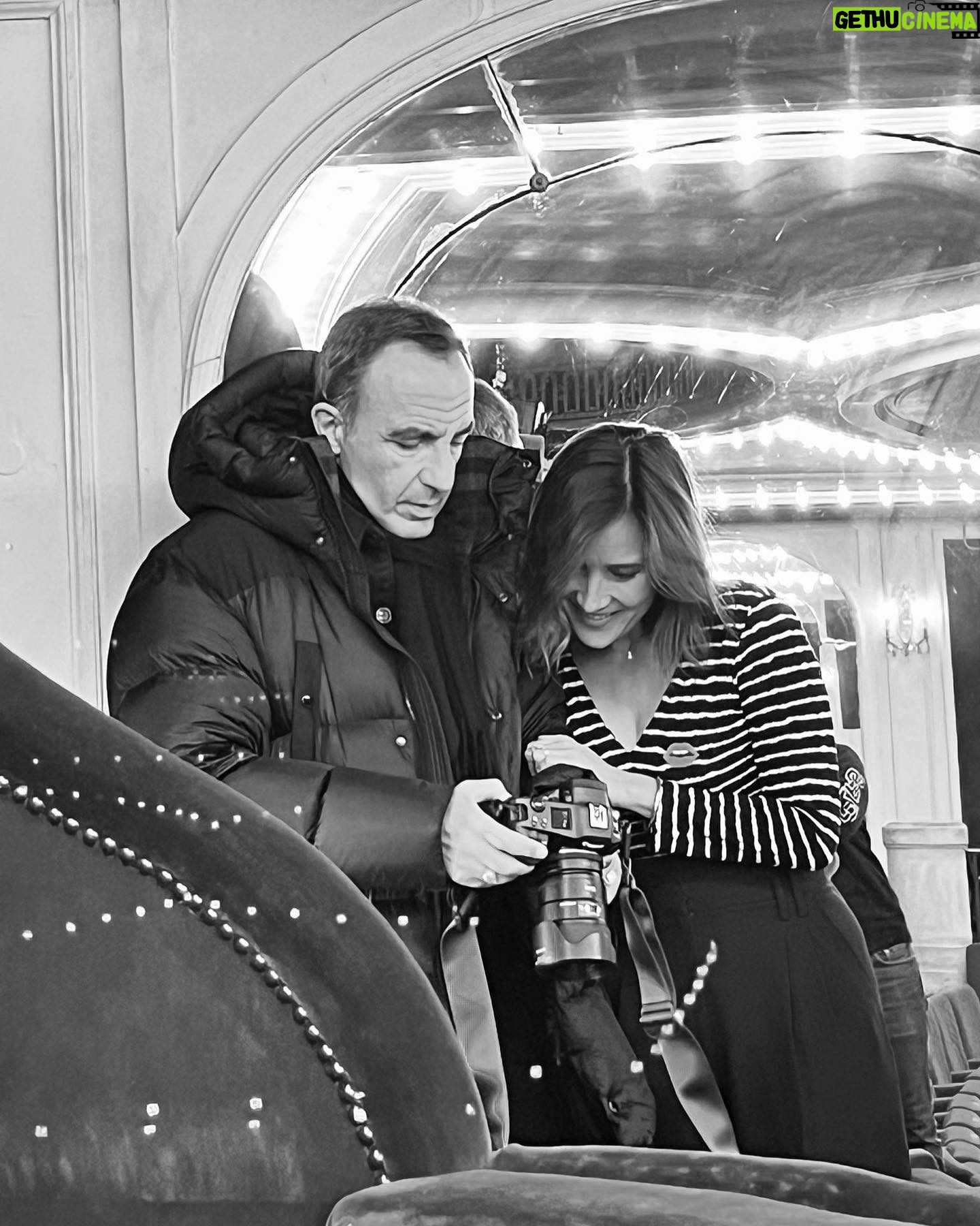 Julie de Bona Instagram - Merci @nikosaliagas pour ce moment suspendu de bienveillance et de douceur. Ton regard et tes conseils sont si précieux. @galafr @theatredelamadeleine @faubourg54 @poirayparis @labruneetlablondeparis