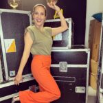 Julie de Bona Instagram - « Bricolegirl » 💡🤷‍♀️😜 T-shirt @aninebingofficial Pantalon @caroline_biss Chaussures @rogervivier Bagues @destree Boucles d’oreilles @gemmyo Merci @justinebleicher pour ce look pour @lesenfantsdelatele @france2