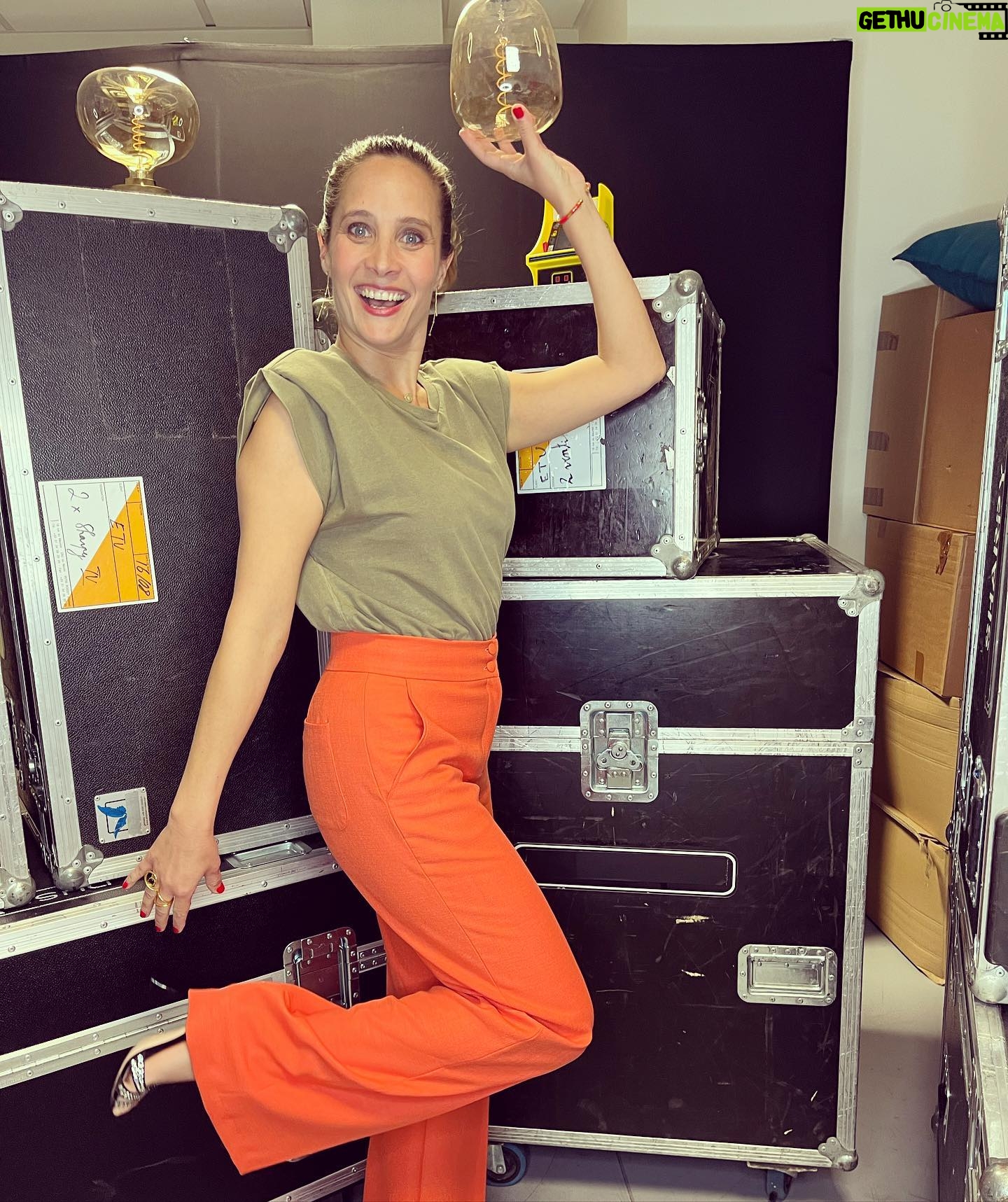 Julie de Bona Instagram - « Bricolegirl » 💡🤷♀️😜 T-shirt @aninebingofficial Pantalon @caroline_biss Chaussures @rogervivier Bagues @destree Boucles d’oreilles @gemmyo Merci @justinebleicher pour ce look pour @lesenfantsdelatele @france2