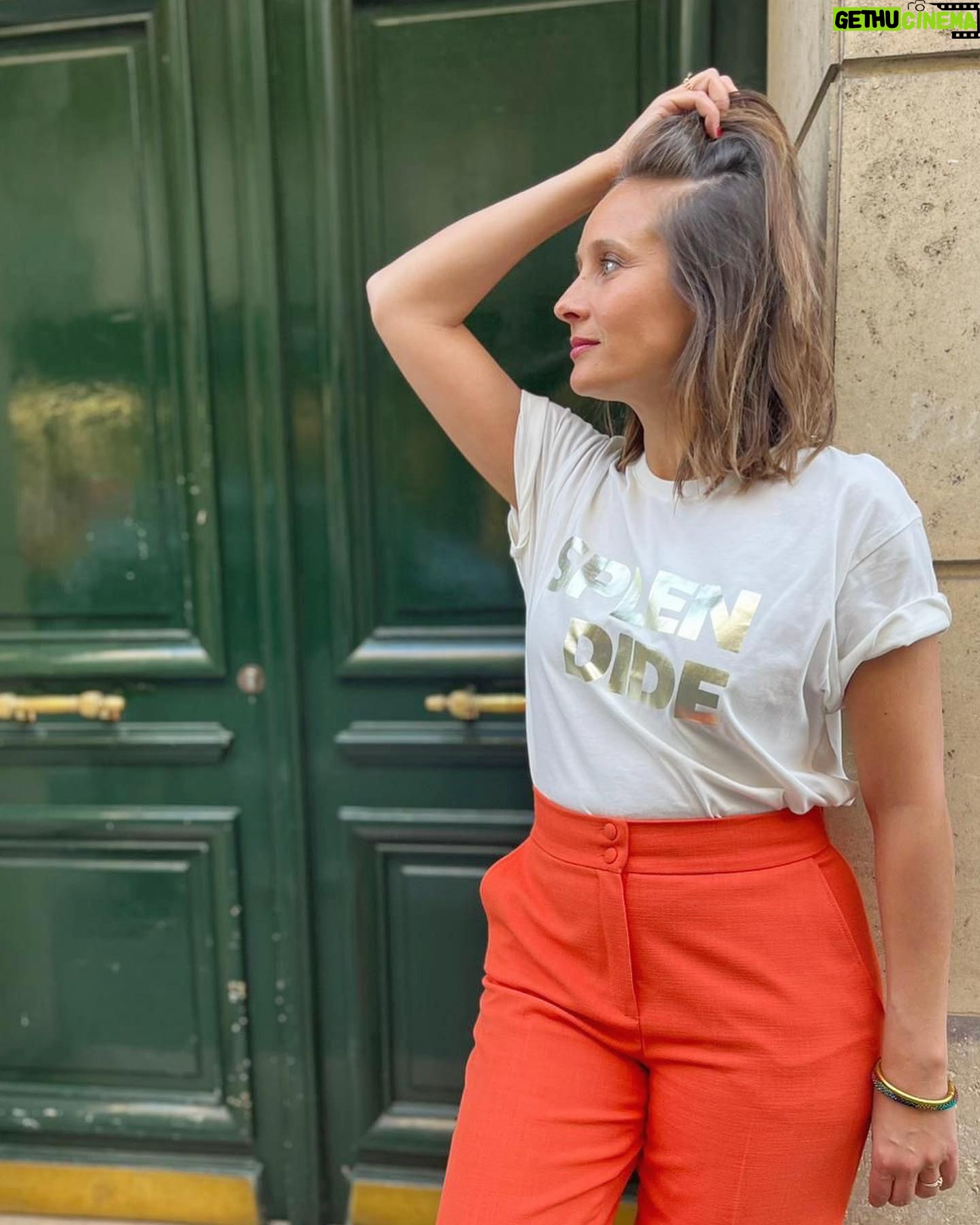 Julie de Bona Instagram - @plume_paris_ a imaginé ce t-shirt en soutien à @enfantbleunational qui lutte contre la maltraitance infantile. L'intégralité des bénéfices de la vente sera reversée à l'association "Splendide" parce que pour @__c_l_i__ -la créatrice de la marque- il est important de mettre des mots positifs et lumineux : un demain est possible pour les enfants 🧡 #enfantbleunational #plumeparis #splendide