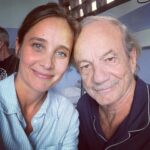 Julie de Bona Instagram - L’école est finie 🎼 #lecoledelaviesaison2 La directrice et la professeur principale partent en vacances 😎💃🏼 @florence.pernel C’était une aventure tellement enrichissante, bouleversante et si joyeuse ! Bravo aux jeunes « grands » acteurs, merci pour votre talent, votre professionnalisme, votre magnifique écoute, votre curiosité et votre bienveillance; longue vie artistique à vous @_maboyy_ @suzanne.objois @florian_shb @ritouche @ilianabelkhadra @rosieboccardi @mmahaf @nolanmasraf @l.ilinka @rafa_dfr @florian__lesieur @sarah.pchd Merci aux « vieux » grands acteurs 😜 de m’avoir si bien accueillie dans votre lycée Un bonheur de jouer avec vous @sanchesaradeirasbruno @cecilerebboah @nicolasbriancon @melaniepage__ @lea.millet @cedricrevollon @otis_ngoi @tontonyaya75 @fvincentelli Et mes merveilleux « maris » de jeu @riadgahmi @bartholomewboutellis Et l’immense @chenaispatrick (je rêvais de tourner avec vous et je ne suis pas déçue ) Sous la direction de l’immense @slim_berhoun et la subtile @nolwennlemesle Et pour finir un immense merci à @naguiiiiiii d’avoir pensé à moi pour ce rôle en or @fiction_air et @france.tv @anne_didier pour votre confiance 🙏
