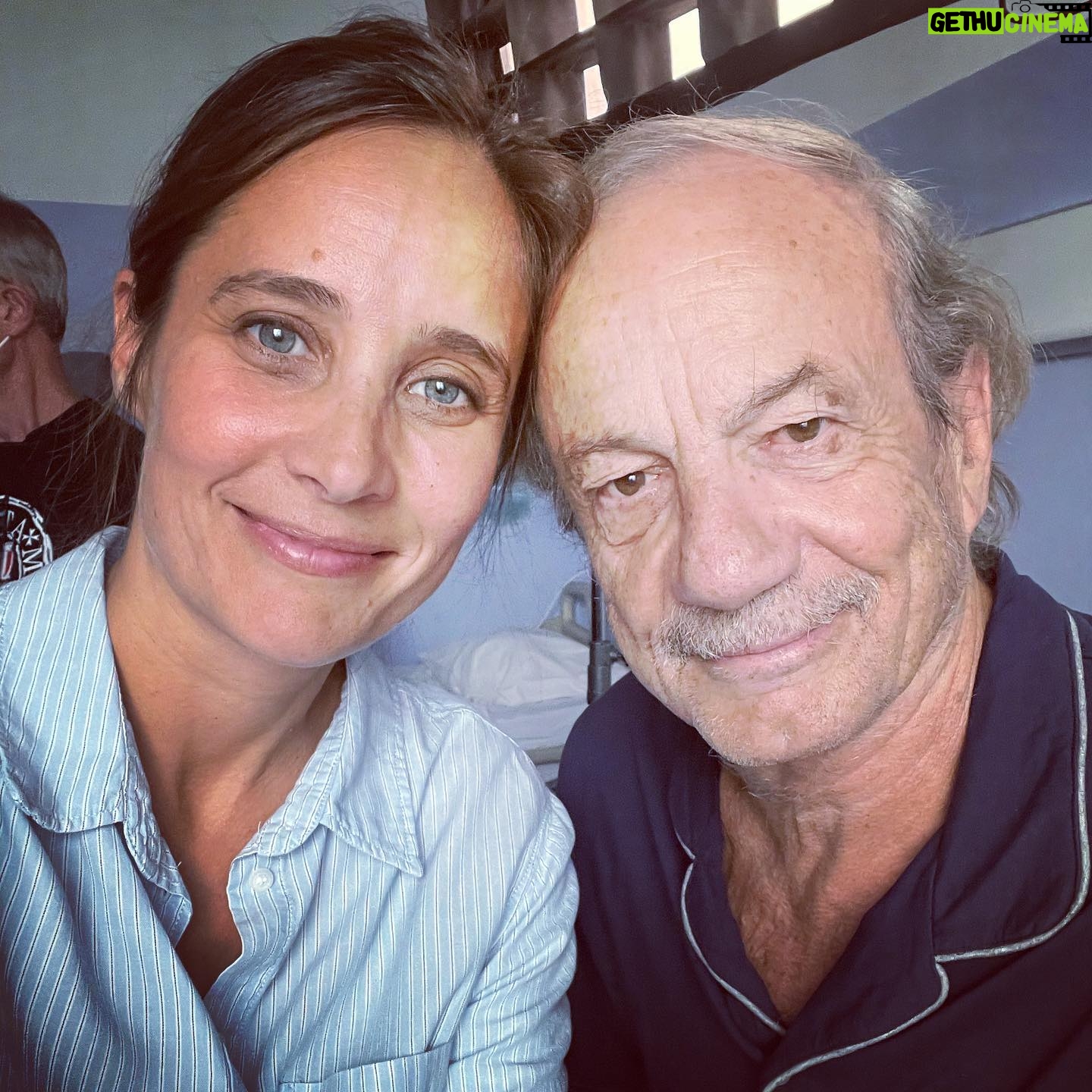 Julie de Bona Instagram - L’école est finie 🎼 #lecoledelaviesaison2 La directrice et la professeur principale partent en vacances 😎💃🏼 @florence.pernel C’était une aventure tellement enrichissante, bouleversante et si joyeuse ! Bravo aux jeunes « grands » acteurs, merci pour votre talent, votre professionnalisme, votre magnifique écoute, votre curiosité et votre bienveillance; longue vie artistique à vous @_maboyy_ @suzanne.objois @florian_shb @ritouche @ilianabelkhadra @rosieboccardi @mmahaf @nolanmasraf @l.ilinka @rafa_dfr @florian__lesieur @sarah.pchd Merci aux « vieux » grands acteurs 😜 de m’avoir si bien accueillie dans votre lycée Un bonheur de jouer avec vous @sanchesaradeirasbruno @cecilerebboah @nicolasbriancon @melaniepage__ @lea.millet @cedricrevollon @otis_ngoi @tontonyaya75 @fvincentelli Et mes merveilleux « maris » de jeu @riadgahmi @bartholomewboutellis Et l’immense @chenaispatrick (je rêvais de tourner avec vous et je ne suis pas déçue ) Sous la direction de l’immense @slim_berhoun et la subtile @nolwennlemesle Et pour finir un immense merci à @naguiiiiiii d’avoir pensé à moi pour ce rôle en or @fiction_air et @france.tv @anne_didier pour votre confiance 🙏
