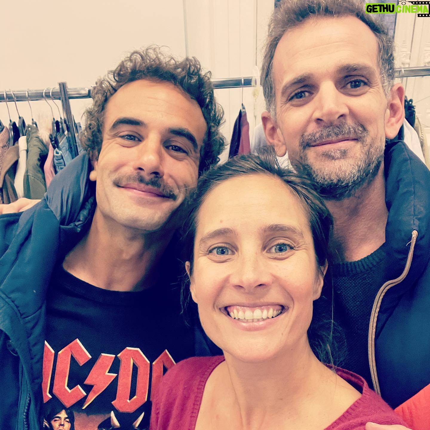Julie de Bona Instagram - L’école est finie 🎼 #lecoledelaviesaison2 La directrice et la professeur principale partent en vacances 😎💃🏼 @florence.pernel C’était une aventure tellement enrichissante, bouleversante et si joyeuse ! Bravo aux jeunes « grands » acteurs, merci pour votre talent, votre professionnalisme, votre magnifique écoute, votre curiosité et votre bienveillance; longue vie artistique à vous @_maboyy_ @suzanne.objois @florian_shb @ritouche @ilianabelkhadra @rosieboccardi @mmahaf @nolanmasraf @l.ilinka @rafa_dfr @florian__lesieur @sarah.pchd Merci aux « vieux » grands acteurs 😜 de m’avoir si bien accueillie dans votre lycée Un bonheur de jouer avec vous @sanchesaradeirasbruno @cecilerebboah @nicolasbriancon @melaniepage__ @lea.millet @cedricrevollon @otis_ngoi @tontonyaya75 @fvincentelli Et mes merveilleux « maris » de jeu @riadgahmi @bartholomewboutellis Et l’immense @chenaispatrick (je rêvais de tourner avec vous et je ne suis pas déçue ) Sous la direction de l’immense @slim_berhoun et la subtile @nolwennlemesle Et pour finir un immense merci à @naguiiiiiii d’avoir pensé à moi pour ce rôle en or @fiction_air et @france.tv @anne_didier pour votre confiance 🙏