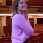 Julie de Bona Instagram - EXCLUSIF : L’équipe de 51’ Outside en immersion au @theatredelamadeleine pour la pièce événement #SUITEROYALE 😄 Un grand merci à l’irremplaçable @NikosAliagas 😉 Une comédie de @judith_elmaleh et @hadrienraccah avec @juliedebona et @eliesemounofficiel Mise en scène par @bernardmurat assistée de @leamoussy Prod @kwet @mlumbroso @bengns Décor @emmanuelle_favre_setdesign Accessoires #paulinestern Lumieres #laurentCasteing Costumes @carinesarfati