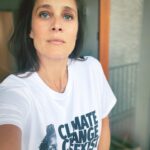Julie de Bona Instagram - CLIMATE CHANGE IS SEXIST ! Je ne le savais pas. Et vous ? Les femmes sont en première ligne face aux dérèglements climatiques. Pourquoi ? Ce sont elles qui doivent marcher des heures pour trouver de l’eau potable. Elles qui travaillent dans les rizières au Vietnam ou dans les champs en Équateur frappés par les sécheresses. Ces femmes sont des héroïnes du climat. Elles trouvent des solutions et se battent, pour elles, pour leur famille et pour notre planète, avec le soutien de l’association CARE. Découvrez 4 de ces femmes extraordinaires sur @care_france.#care#carefrance#ClimateChangeIsSexist#changementclimat ique #climat #urgence #sexisme