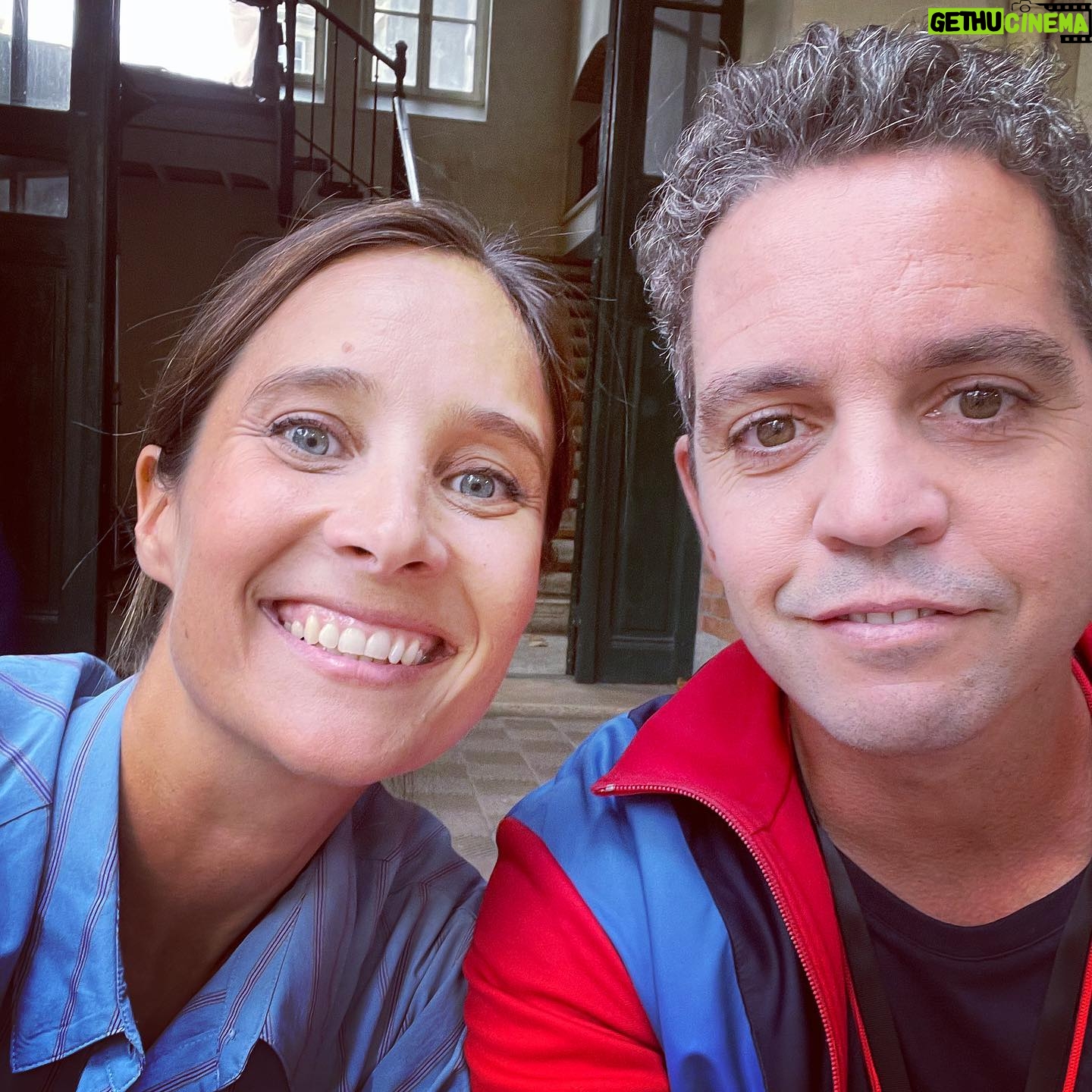Julie de Bona Instagram - L’école est finie 🎼 #lecoledelaviesaison2 La directrice et la professeur principale partent en vacances 😎💃🏼 @florence.pernel C’était une aventure tellement enrichissante, bouleversante et si joyeuse ! Bravo aux jeunes « grands » acteurs, merci pour votre talent, votre professionnalisme, votre magnifique écoute, votre curiosité et votre bienveillance; longue vie artistique à vous @_maboyy_ @suzanne.objois @florian_shb @ritouche @ilianabelkhadra @rosieboccardi @mmahaf @nolanmasraf @l.ilinka @rafa_dfr @florian__lesieur @sarah.pchd Merci aux « vieux » grands acteurs 😜 de m’avoir si bien accueillie dans votre lycée Un bonheur de jouer avec vous @sanchesaradeirasbruno @cecilerebboah @nicolasbriancon @melaniepage__ @lea.millet @cedricrevollon @otis_ngoi @tontonyaya75 @fvincentelli Et mes merveilleux « maris » de jeu @riadgahmi @bartholomewboutellis Et l’immense @chenaispatrick (je rêvais de tourner avec vous et je ne suis pas déçue ) Sous la direction de l’immense @slim_berhoun et la subtile @nolwennlemesle Et pour finir un immense merci à @naguiiiiiii d’avoir pensé à moi pour ce rôle en or @fiction_air et @france.tv @anne_didier pour votre confiance 🙏