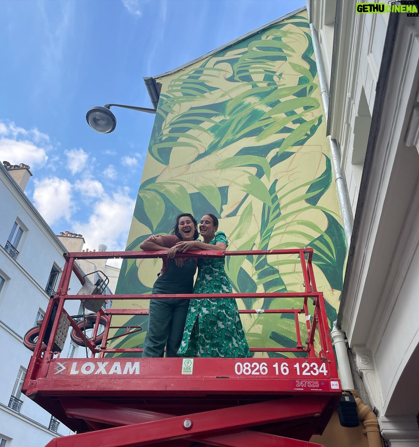 Julie de Bona Instagram - Un petit tour de nacelle avec la sister @olivia_de_bona Work in progress ... Vous pouvez découvrir son mur à partir de dimanche au 38 rue de la roquette Si fière de ma sœur #proudsister Je vous promets, j’ai pas fait exprès d’assortir ma robe @thekooples à son mur 🌳🌳🌳