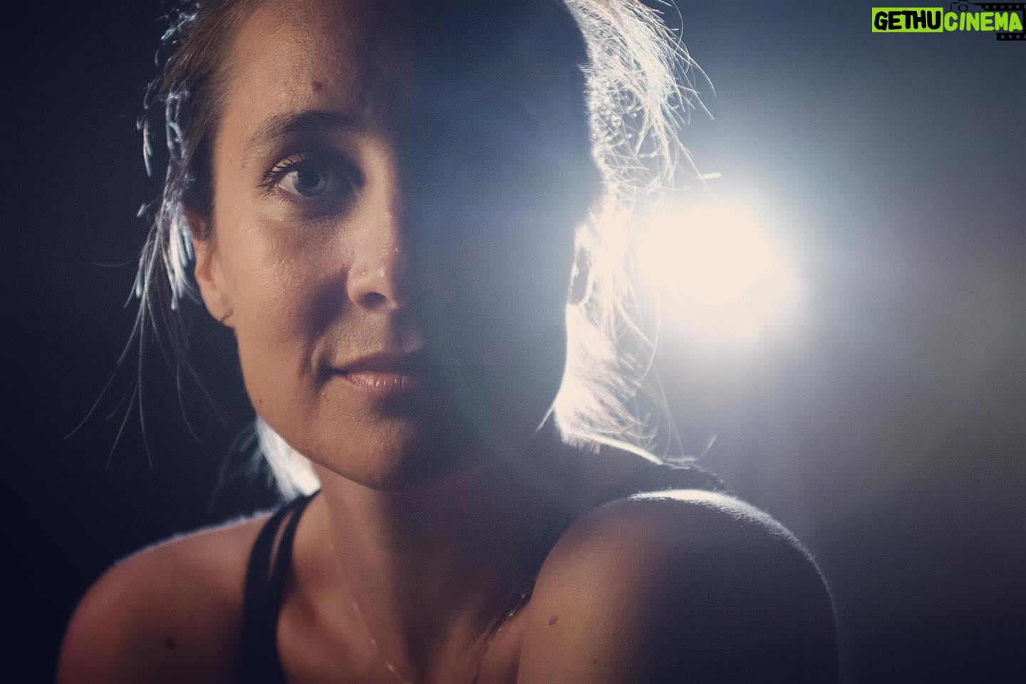 Julie de Bona Instagram - « Dans toute lumière, il y a une part d’ombre » 🌗