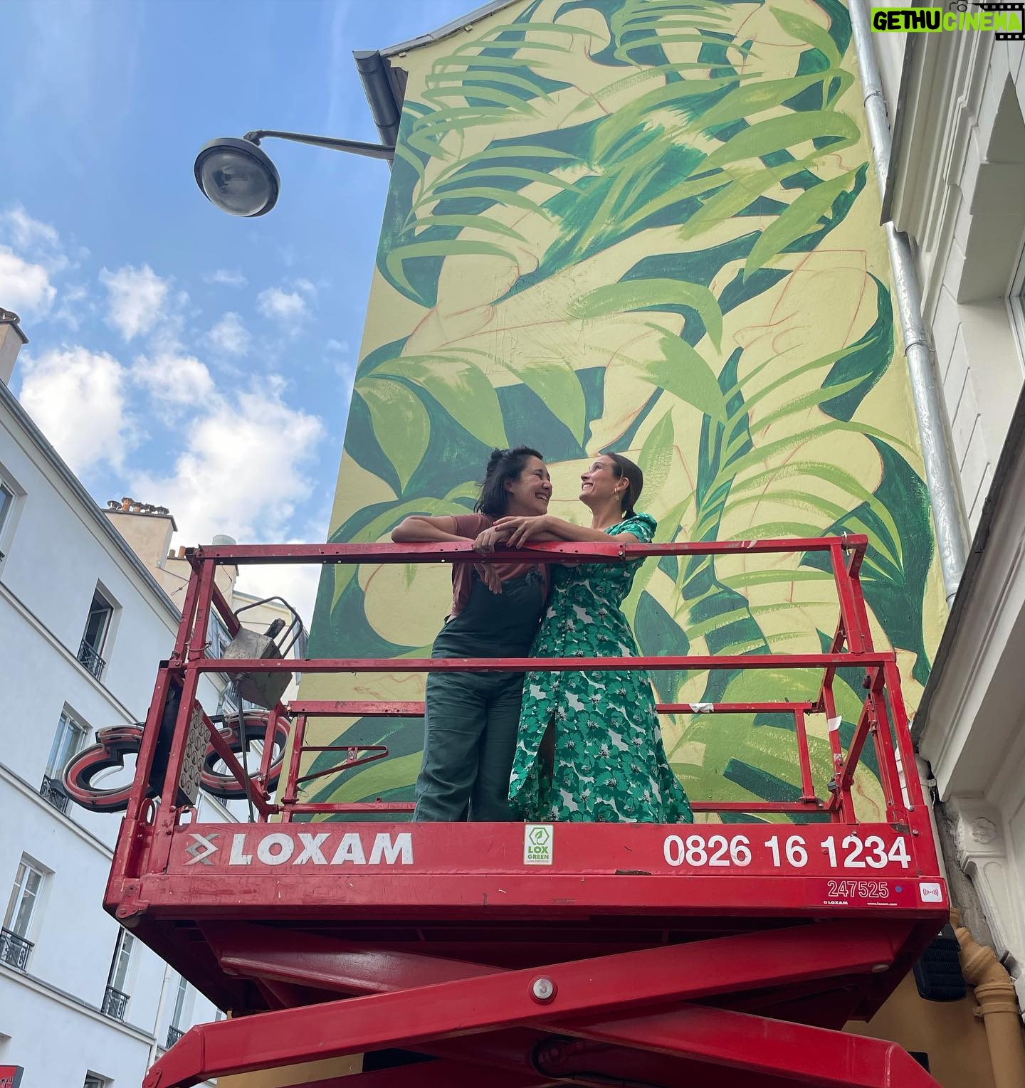 Julie de Bona Instagram - Un petit tour de nacelle avec la sister @olivia_de_bona Work in progress ... Vous pouvez découvrir son mur à partir de dimanche au 38 rue de la roquette Si fière de ma sœur #proudsister Je vous promets, j’ai pas fait exprès d’assortir ma robe @thekooples à son mur 🌳🌳🌳