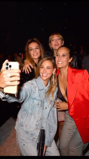 Julie de Bona Instagram - Merci pour ce show incroyable @etam au Palace 

Avec ma @caroline.anglade et @ornellafleury @marion_motte @opheliemeunier 

Stylisme @justinebleicher 
Veste @massimodutti
Pantalon @caroline_biss
Body @etam
Chaussures @rogervivier
Bijoux @clergejewellery 
Sac @destree