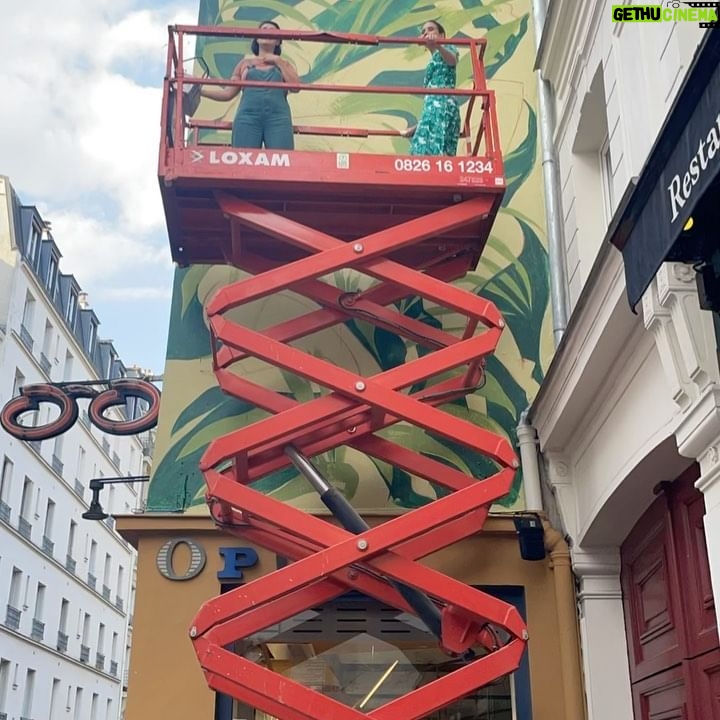 Julie de Bona Instagram - Un petit tour de nacelle avec la sister @olivia_de_bona Work in progress ... Vous pouvez découvrir son mur à partir de dimanche au 38 rue de la roquette Si fière de ma sœur #proudsister Je vous promets, j’ai pas fait exprès d’assortir ma robe @thekooples à son mur 🌳🌳🌳