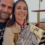 Julie de Bona Instagram – ERICA
première semaine de tournage de rêve
Quel bonheur d’interpréter ce personnage si délicieux de @lackberg avec une équipe si impliquée de producteurs @__martinr.__ @jlagroupe , réalisateur @fredberthe et mes partenaires de jeu @gregory_fitoussi et @maudbaecker ♥️♥️♥️
C’est parti pour un long et beau tournage
Et ces foulards incroyables @maison.malfroy 🙏