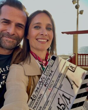 Julie de Bona Instagram - ERICA 
première semaine de tournage de rêve 
Quel bonheur d’interpréter ce personnage si délicieux de @lackberg avec une équipe si impliquée de producteurs @__martinr.__  @jlagroupe , réalisateur @fredberthe et mes partenaires de jeu @gregory_fitoussi et @maudbaecker ♥️♥️♥️
C’est parti pour un long et beau tournage 

Et ces foulards incroyables @maison.malfroy 🙏