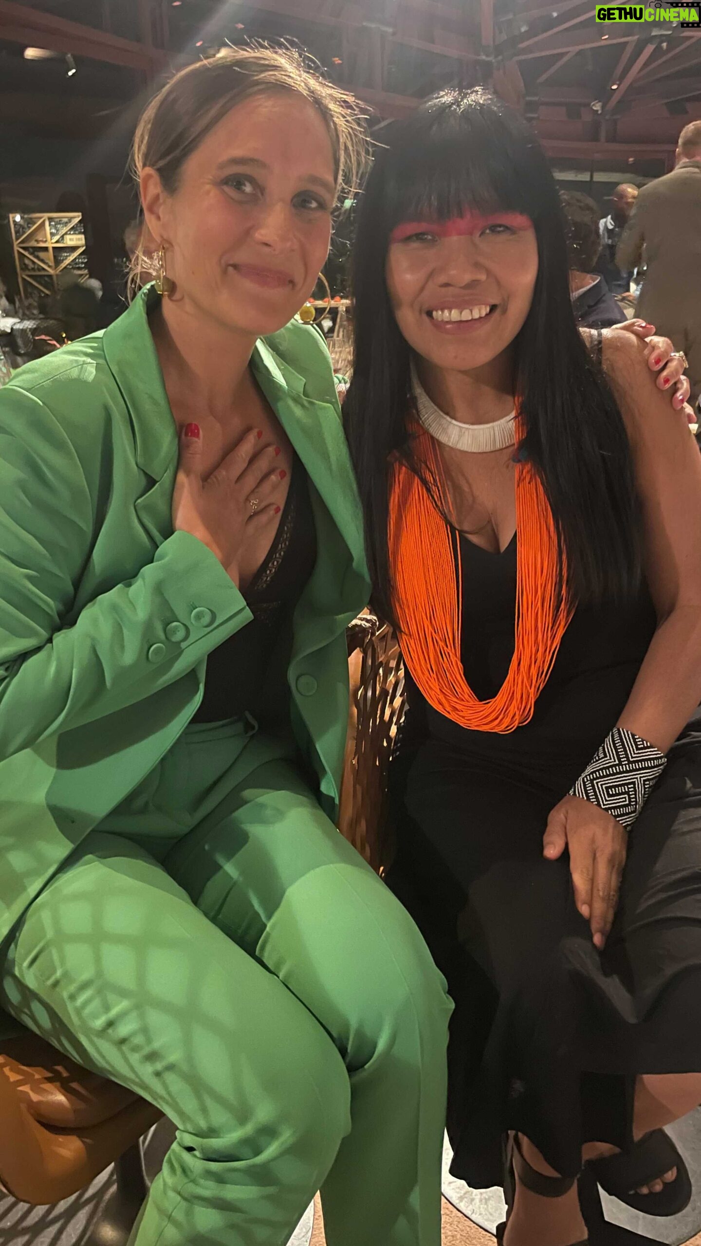 Julie de Bona Instagram - Bonne fête « mère » nature 🌳 #nousommeslanature C’était un honneur d’avoir pu rencontrer @watatakalu et de participer à cette soirée inoubliable merci @afv_organization Les chefs raonie et tapie président d’honneur de l’AFV association, forêt, vierge, accompagné de la cheffe watatakalu, ainsi que le chef des Bemoro sont les porte-parole et les acteurs principaux des messages pour la protection de la forêt amazonienne des peuples du Xingu Leur objectif zéro déforestation Maintenir la demarquation des territoires, préserver la forêt, sauver l’Amazonie @perrinecrosmary♥️ @audreydanaoff ♥️ @lesombres @alainducasse @aurelien_wiik♥️ @yael_naim_ ♥️ Bijoux et sac @destree Costume @paulekaofficiel #bonnefetedesmeres