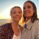 Julie de Bona Instagram – ERICA
première semaine de tournage de rêve
Quel bonheur d’interpréter ce personnage si délicieux de @lackberg avec une équipe si impliquée de producteurs @__martinr.__ @jlagroupe , réalisateur @fredberthe et mes partenaires de jeu @gregory_fitoussi et @maudbaecker ♥️♥️♥️
C’est parti pour un long et beau tournage
Et ces foulards incroyables @maison.malfroy 🙏