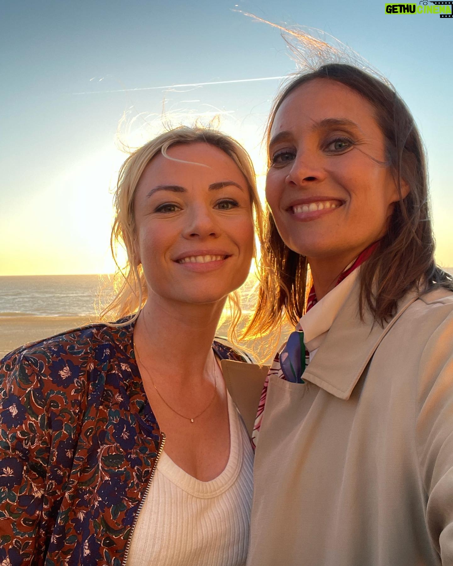 Julie de Bona Instagram - ERICA première semaine de tournage de rêve Quel bonheur d’interpréter ce personnage si délicieux de @lackberg avec une équipe si impliquée de producteurs @__martinr.__ @jlagroupe , réalisateur @fredberthe et mes partenaires de jeu @gregory_fitoussi et @maudbaecker ♥️♥️♥️ C’est parti pour un long et beau tournage Et ces foulards incroyables @maison.malfroy 🙏