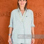 Julie de Bona Instagram - Merci @lacoste pour cette belle journée à @rolandgarros 🎾 🐊 @johannegilbert33 Tenue #Lacoste Sac @strathberry Bijoux @victoria.leivissa @justinebleicher ©️ @gettyimages / Stéphane Cardinale