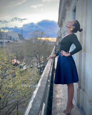 Julie de Bona Instagram - Un petit moment suspendu sur un balcon parisien ( merci Carrie Bradshaw 😜) à @icparislegrand