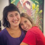 Julie de Bona Instagram - Si fière de ma sister @olivia_de_bona Quelle maturité dans son travail, une si grande précision, maitrise de son art 🖼 encore renouvelé avec toujours autant de poésie et de beauté ! Je suis époustouflée, éblouie, bouleversée Un immense bravo ma Viavia d’amour Allez voir son exposition chez @artistikrezo jusqu’au 2 novembre (14 rue Alexandre Dumas - 75011 Paris )