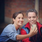 Julie de Bona Instagram - Mise en abîme d’un selfie 😂 sur le tournage de #lecoledelavie avec @sanchesaradeirasbruno Diffusion ce mercredi 5 avril sur @france2 Photo @clemlep