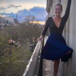 Julie de Bona Instagram – Un petit moment suspendu sur un balcon parisien ( merci Carrie Bradshaw 😜) à @icparislegrand