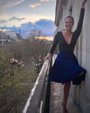 Julie de Bona Instagram - Un petit moment suspendu sur un balcon parisien ( merci Carrie Bradshaw 😜) à @icparislegrand