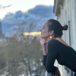 Julie de Bona Instagram – Un petit moment suspendu sur un balcon parisien ( merci Carrie Bradshaw 😜) à @icparislegrand