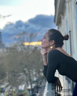 Julie de Bona Instagram - Un petit moment suspendu sur un balcon parisien ( merci Carrie Bradshaw 😜) à @icparislegrand