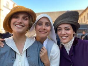 Julie de Bona Instagram - Merci merci merci infiniment pour tout vos messages !!! Quelle aventure de dingue 
Beaucoup d’émotions partagées …
La suite lundi prochain 
Bravo à mes camarades adoré(e)s @camillelouofficiel @audrey_fleurot_veryofficial #sofiaessaidi @yannickchoirat @florenceloiretcaille @tomleeb @pascal_houdus @mariemalliaoff @gerra_laurent @maximedanetfauvel @edenducourant @sandr.inebonnaire @tcheky.karyo @vincentrottiers 

Et un immense merci 🙏 au grand chef @alexandrelaurent 
@quad_drama @tf1 @viau.anne @solenebouton