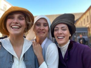 Julie de Bona Instagram - Merci merci merci infiniment pour tout vos messages !!! Quelle aventure de dingue 
Beaucoup d’émotions partagées …
La suite lundi prochain 
Bravo à mes camarades adoré(e)s @camillelouofficiel @audrey_fleurot_veryofficial #sofiaessaidi @yannickchoirat @florenceloiretcaille @tomleeb @pascal_houdus @mariemalliaoff @gerra_laurent @maximedanetfauvel @edenducourant @sandr.inebonnaire @tcheky.karyo @vincentrottiers 

Et un immense merci 🙏 au grand chef @alexandrelaurent 
@quad_drama @tf1 @viau.anne @solenebouton