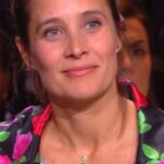 Julie de Bona Instagram - J-7 avant de vous plonger avec nous (@perrinecrosmary @diegobunuel ) au cœur de l’un des plus beaux sanctuaires sauvages de notre planète : la Tanzanie, pour “Instinct animal” Merci @leasalameoff pour cette invitation sur le plateau de @quelleepoqueoff • #instinctanimal @martange_production Mardi 27 décembre à 21h10 @france2