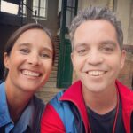 Julie de Bona Instagram - Mise en abîme d’un selfie 😂 sur le tournage de #lecoledelavie avec @sanchesaradeirasbruno Diffusion ce mercredi 5 avril sur @france2 Photo @clemlep