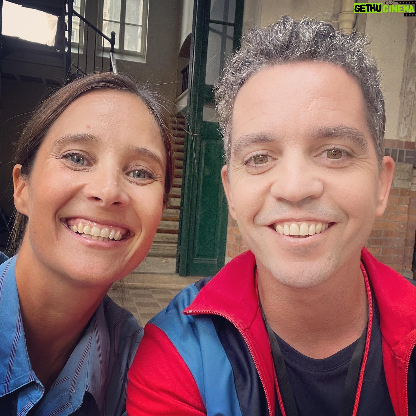 Julie de Bona Instagram - Mise en abîme d’un selfie 😂 sur le tournage de #lecoledelavie avec @sanchesaradeirasbruno Diffusion ce mercredi 5 avril sur @france2 Photo @clemlep