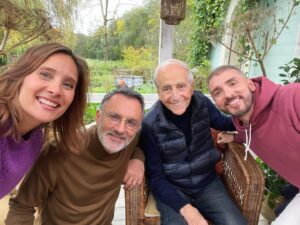 Julie de Bona Instagram - Mon dimanche idéal : à la campagne, en bonne compagnie à refaire le monde, au coin du feu et vous ? 🍂

Merci @fredericlopez.officiel de nous avoir réuni tous les trois avec bienveillance et gentillesse 
J’ai été heureuse de rencontrer @christophewillem et Jean-Pierre Elkabach pour partager ce @dimanchealacampagne.officiel 

A découvrir dès 16h55 sur @france2 
@marion_motte @thierrycolby @laureginies @carolinemassardy