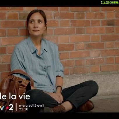 Julie de Bona Instagram - • “L’école de la vie” réalisé par @slim_berhoun 📓 mercredi 5 avril à 21h10 @france2 • @florence.pernel @sanchesaradeirasbruno @tontonyaya75 @cecilerebboah @nicolasbriancon @mapelinage @cedricrevollon @otis_ngoi @lea.millet @naderboussandel @riadgahmi @bartholomewboutellis Basile Violette @ilianabelkhadra @nolanmasraf Sarah Pachoud @ritouche @marinemarcaisboyer Elliot Daurat @ilinkalony @lucas_pennetier @rafa_dfr @florian__lesieur @florian_shb @daphnegirardlecoanet @suzanne.objois @rosieboccardi @morganefrioux Prod. @naguiiiiiii @fiction_air @francetelevisions Anne Holmes @anne_didier