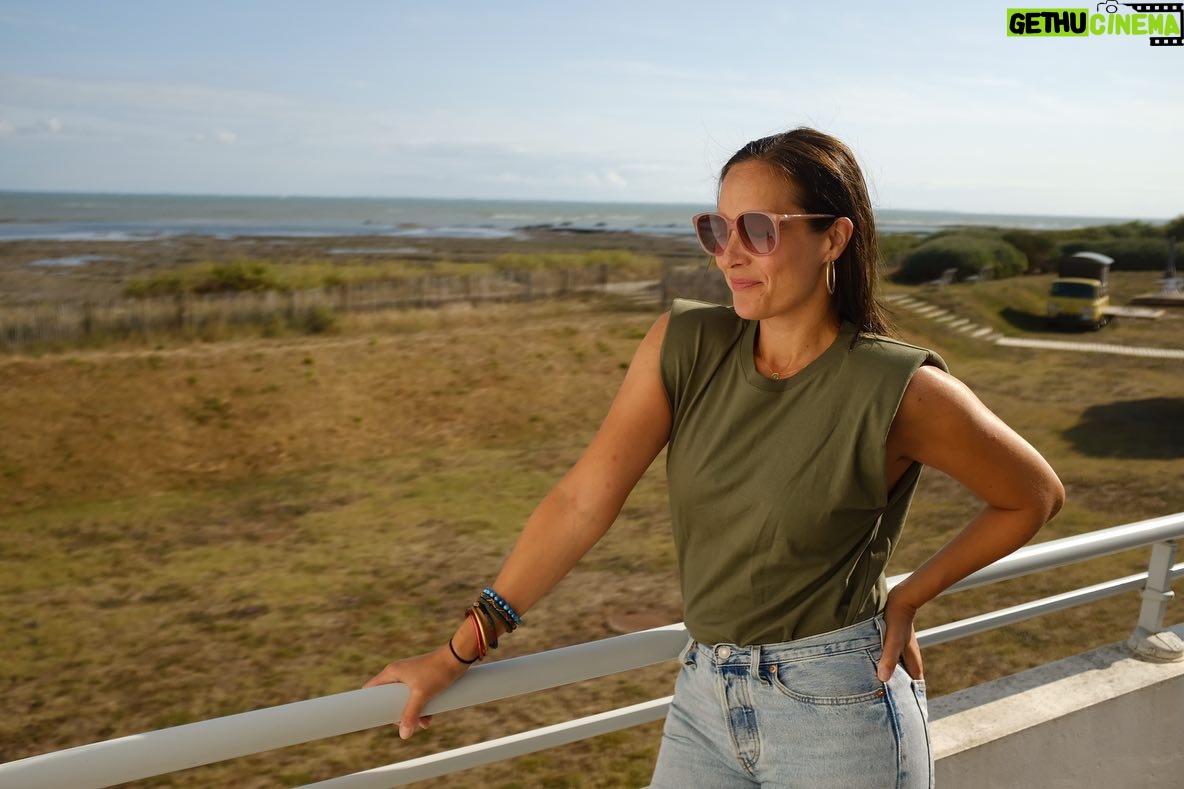 Julie de Bona Instagram - RALENTIR • SE REPOSER • SE RESSOURCER @destination_iledere @relaisthalassoiledere merci à Julie Chatté pour ces conseils santé et nutrition et Céline pour son accueil chaleureux. @marinethiery_ 😘