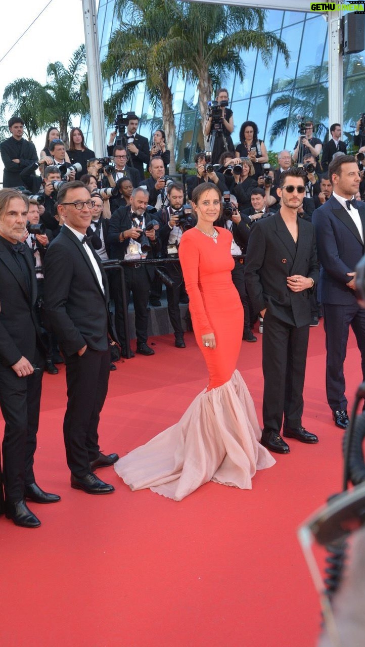 Julie de Bona Instagram - Les coulisses de la montée des marches @festivaldecannes @pierreniney #AnaïsDemoustier #BastienBouillon #LaurentLafitte @patrickmilleofficiel @pierfrancescofavino #AnamariaVartolomei @vassili.schneider @julien.desaintjean @adelesimphal #StéphaneVarupenne Produit par Chapter 2 • @dimitri_rassam et @pathefilms @matt_delaporte @alexdelapat Stylisme @justinebleicher Robe @rochasofficial Chaussures @louboutinworld Bijoux @chaumetofficial Robe @rachelguilbertau Chaussures @lespetitsjoueurs Veste @victoriabeckham Sac @louboutinworld Photo @chloehautierpro Merci @marion_motte pour cette belle organisation