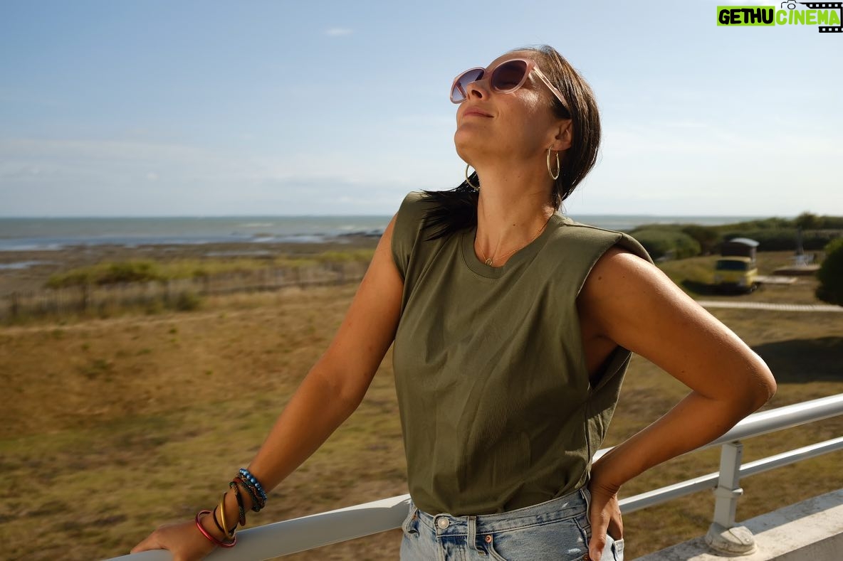 Julie de Bona Instagram - RALENTIR • SE REPOSER • SE RESSOURCER @destination_iledere @relaisthalassoiledere merci à Julie Chatté pour ces conseils santé et nutrition et Céline pour son accueil chaleureux. @marinethiery_ 😘