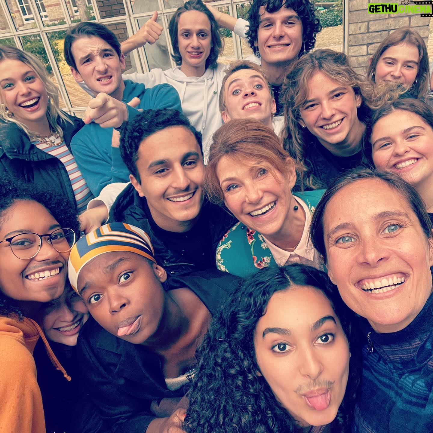 Julie de Bona Instagram - L’école est finie 🎼 #lecoledelaviesaison2 La directrice et la professeur principale partent en vacances 😎💃🏼 @florence.pernel C’était une aventure tellement enrichissante, bouleversante et si joyeuse ! Bravo aux jeunes « grands » acteurs, merci pour votre talent, votre professionnalisme, votre magnifique écoute, votre curiosité et votre bienveillance; longue vie artistique à vous @_maboyy_ @suzanne.objois @florian_shb @ritouche @ilianabelkhadra @rosieboccardi @mmahaf @nolanmasraf @l.ilinka @rafa_dfr @florian__lesieur @sarah.pchd Merci aux « vieux » grands acteurs 😜 de m’avoir si bien accueillie dans votre lycée Un bonheur de jouer avec vous @sanchesaradeirasbruno @cecilerebboah @nicolasbriancon @melaniepage__ @lea.millet @cedricrevollon @otis_ngoi @tontonyaya75 @fvincentelli Et mes merveilleux « maris » de jeu @riadgahmi @bartholomewboutellis Et l’immense @chenaispatrick (je rêvais de tourner avec vous et je ne suis pas déçue ) Sous la direction de l’immense @slim_berhoun et la subtile @nolwennlemesle Et pour finir un immense merci à @naguiiiiiii d’avoir pensé à moi pour ce rôle en or @fiction_air et @france.tv @anne_didier pour votre confiance 🙏