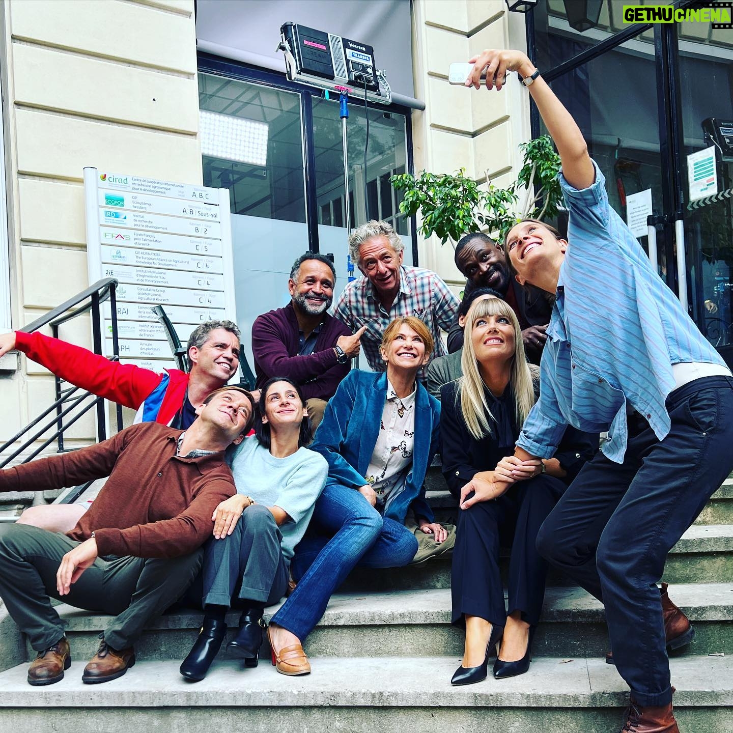 Julie de Bona Instagram - L’école est finie 🎼 #lecoledelaviesaison2 La directrice et la professeur principale partent en vacances 😎💃🏼 @florence.pernel C’était une aventure tellement enrichissante, bouleversante et si joyeuse ! Bravo aux jeunes « grands » acteurs, merci pour votre talent, votre professionnalisme, votre magnifique écoute, votre curiosité et votre bienveillance; longue vie artistique à vous @_maboyy_ @suzanne.objois @florian_shb @ritouche @ilianabelkhadra @rosieboccardi @mmahaf @nolanmasraf @l.ilinka @rafa_dfr @florian__lesieur @sarah.pchd Merci aux « vieux » grands acteurs 😜 de m’avoir si bien accueillie dans votre lycée Un bonheur de jouer avec vous @sanchesaradeirasbruno @cecilerebboah @nicolasbriancon @melaniepage__ @lea.millet @cedricrevollon @otis_ngoi @tontonyaya75 @fvincentelli Et mes merveilleux « maris » de jeu @riadgahmi @bartholomewboutellis Et l’immense @chenaispatrick (je rêvais de tourner avec vous et je ne suis pas déçue ) Sous la direction de l’immense @slim_berhoun et la subtile @nolwennlemesle Et pour finir un immense merci à @naguiiiiiii d’avoir pensé à moi pour ce rôle en or @fiction_air et @france.tv @anne_didier pour votre confiance 🙏