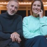 Julie de Bona Instagram - On vous parle de notre relation avec @eliesemounofficiel Et ça se passe au @theatredelamadeleine du mercredi au dimanche dans “Suite Royale” Une comédie de @judith_elmaleh et @hadrienraccah avec @juliedebona et @eliesemounofficiel Mise en scène par @murat.bernard assistée de @leamoussy Prod @kwet_production @mlumbroso @bengns Décor @emmanuellefavresetdesign Accessoires #paulinestern Lumieres #laurentCasteing Costumes @carinesarfati #SUITEROYALE