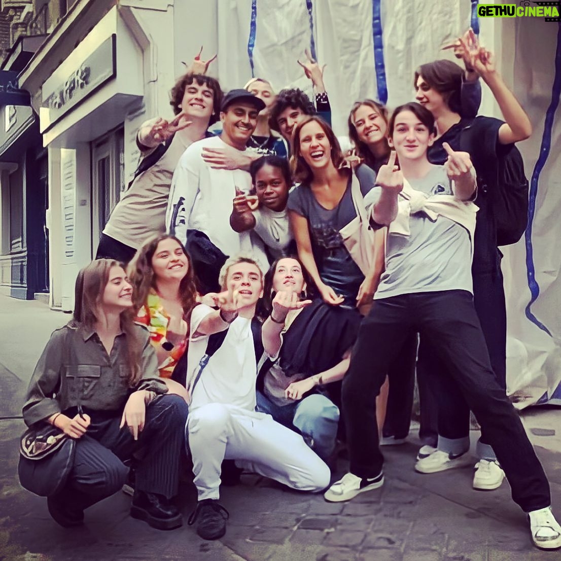 Julie de Bona Instagram - L’école est finie 🎼 #lecoledelaviesaison2 La directrice et la professeur principale partent en vacances 😎💃🏼 @florence.pernel C’était une aventure tellement enrichissante, bouleversante et si joyeuse ! Bravo aux jeunes « grands » acteurs, merci pour votre talent, votre professionnalisme, votre magnifique écoute, votre curiosité et votre bienveillance; longue vie artistique à vous @_maboyy_ @suzanne.objois @florian_shb @ritouche @ilianabelkhadra @rosieboccardi @mmahaf @nolanmasraf @l.ilinka @rafa_dfr @florian__lesieur @sarah.pchd Merci aux « vieux » grands acteurs 😜 de m’avoir si bien accueillie dans votre lycée Un bonheur de jouer avec vous @sanchesaradeirasbruno @cecilerebboah @nicolasbriancon @melaniepage__ @lea.millet @cedricrevollon @otis_ngoi @tontonyaya75 @fvincentelli Et mes merveilleux « maris » de jeu @riadgahmi @bartholomewboutellis Et l’immense @chenaispatrick (je rêvais de tourner avec vous et je ne suis pas déçue ) Sous la direction de l’immense @slim_berhoun et la subtile @nolwennlemesle Et pour finir un immense merci à @naguiiiiiii d’avoir pensé à moi pour ce rôle en or @fiction_air et @france.tv @anne_didier pour votre confiance 🙏