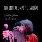 Julieta Díaz Instagram - Hace algunos meses grabamos con @beacanciomm y @fernandogcollado en guitarra, en el estudio de @mariosiperman, No interrumpí tu sueño 🌱 esta canción hermosa que suena aquí y que ya está disponible en todas las plataformas digitales! Letra de Beatriz, música de Jorge Ballarino 🎶 @beacanciomm es una trovadora sensible y contempladora de la vida desde el mejor lugar. Sabía. Implacable y amorosa. Una Maestra. Por eso cuando me propuso cantar con ella su canción me llené de alegría y ganas 🌸 Gracias, querida Bea, por todo tu corazón, por tu poesía y por esa mirada de la vida que me ayuda a mirar mejor 🙏🏽 Que ese abrazo nos acompañe siempre, amiga del alma! 🌸🌱🎶