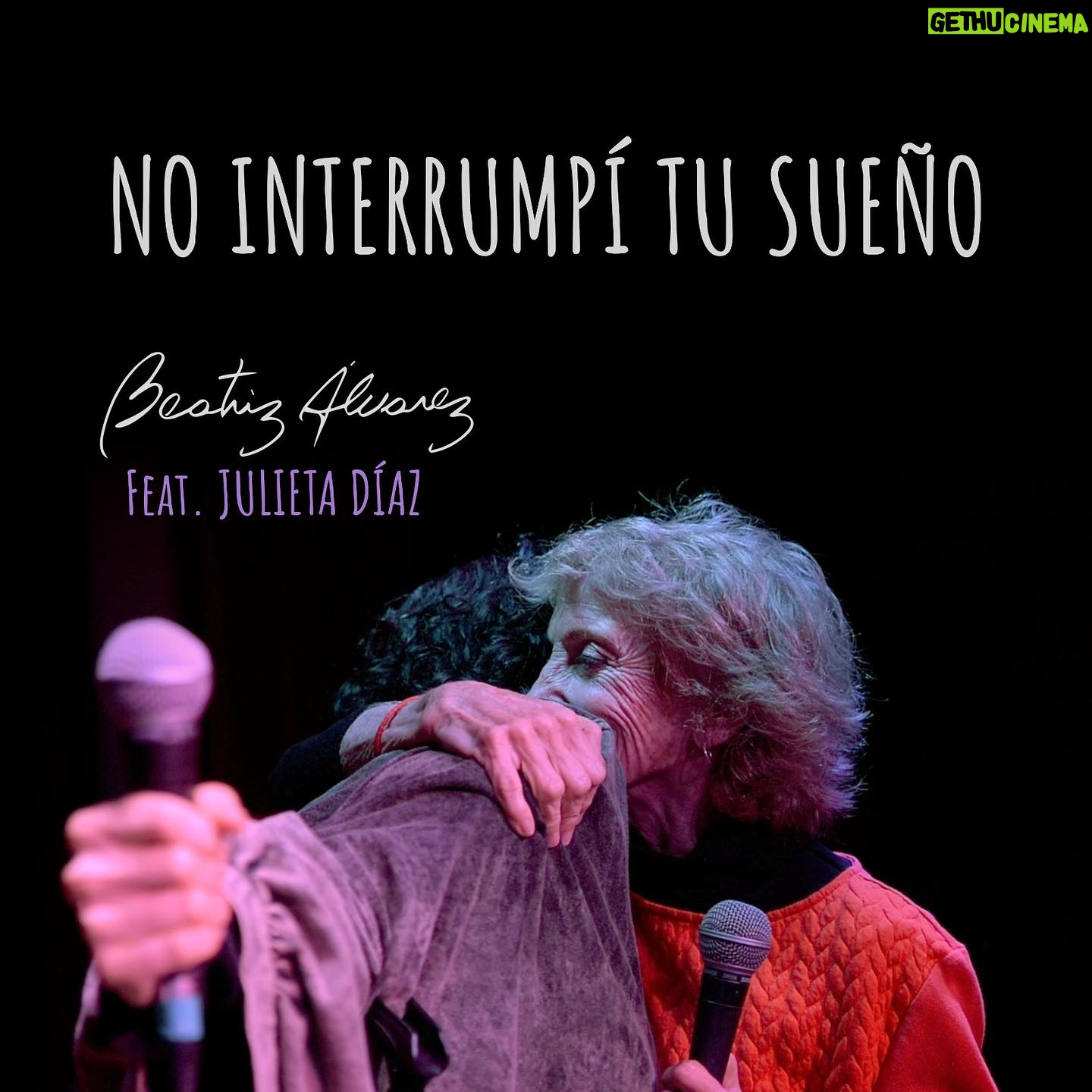 Julieta Díaz Instagram - Hace algunos meses grabamos con @beacanciomm y @fernandogcollado en guitarra, en el estudio de @mariosiperman, No interrumpí tu sueño 🌱 esta canción hermosa que suena aquí y que ya está disponible en todas las plataformas digitales! Letra de Beatriz, música de Jorge Ballarino 🎶 @beacanciomm es una trovadora sensible y contempladora de la vida desde el mejor lugar. Sabía. Implacable y amorosa. Una Maestra. Por eso cuando me propuso cantar con ella su canción me llené de alegría y ganas 🌸 Gracias, querida Bea, por todo tu corazón, por tu poesía y por esa mirada de la vida que me ayuda a mirar mejor 🙏🏽 Que ese abrazo nos acompañe siempre, amiga del alma! 🌸🌱🎶