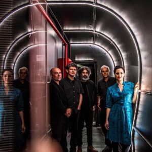 Julieta Díaz Instagram - Esta banda poética y poderosa se presenta en Ciudad Autónoma de BA y en Montevideo ❤️🎶

@diegopresabuceo 
@julietadiaz77 
@checoanselmi 
@arieldrigles 
@santiago.peraltax 

🇺🇾 sábado 18/11 en @sala_zitarrosa Link bio☝🏽

🇦🇷 jueves 23/11 en @bebopclub Link bio ☝🏽

Presentación oficial, y con toda la banda a pleno (en Caba por primera vez!), de nuestro último disco Río ✨ 

“ Río es, en tiempos de singles y feats oportunistas, un disco en serio. Una obra que se escucha, se lee, se siente como una unidad, donde el amor, el tiempo y los sueños atraviesan las composiciones casi obsesivamente, y eso es una buena noticia. Acaso no hay poesía, no hay canción que atraviese los días que no hable de estos dolores. En horas de barro y turbulencia, Río milita —e invita a militar— por la belleza”.
Jorge Costigliolo

En los los show vamos a tener discos físicos para quien quiera disfrutar de ese formato, con las letras de las canciones, el arte divino de @sebastian_santana_camargo y las fotos siempre únicas de @giselafilc ✨
Sí, amigas y amigos, volvieron los CD,s 💋

Las y los esperamos! 🥂