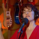 Julieta Díaz Instagram - Desafina es el tema número siete de nuestro último álbum Río ✨ Felices de haber podido estar presentes en Anfitrión con el gran @litovitaleoficial en la @tv_publica con esta versión a piano y voz 🎹 “La fruta rota de tu corazón Cayendo lenta como hoja Tocando suelo viejo y sucio De nuestra calle antigua”. Álbum completo en link de bio de @julietadiaz77 💋👆🏾 @celinacassi 🙏🏽