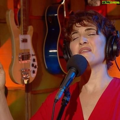 Julieta Díaz Instagram - Desafina es el tema número siete de nuestro último álbum Río ✨ Felices de haber podido estar presentes en Anfitrión con el gran @litovitaleoficial en la @tv_publica con esta versión a piano y voz 🎹 “La fruta rota de tu corazón Cayendo lenta como hoja Tocando suelo viejo y sucio De nuestra calle antigua”. Álbum completo en link de bio de @julietadiaz77 💋👆🏾 @celinacassi 🙏🏽