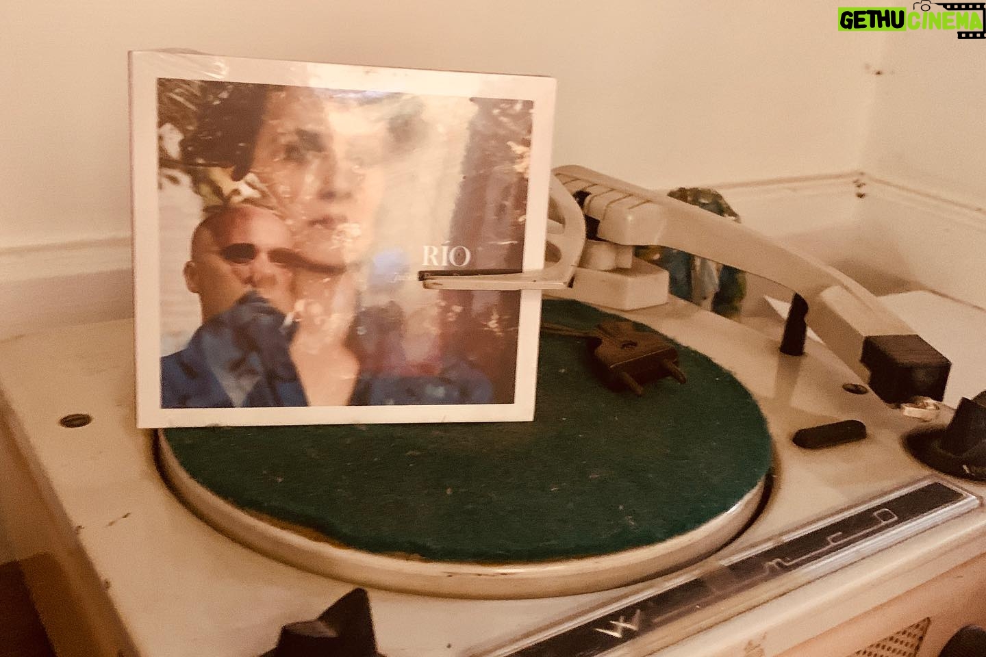 Julieta Díaz Instagram - Qué alegría contarles que este sábado 20/04 a las 21.30hs estaremos con @diegopresabuceo en @clasicaymodernaoficial 🎶❤️🔥 Además de compartir los temas de nuestros dos discos (links en bio 👆🏾), en formato acústico de voces y guitarra, vamos a estar compartiendo con uds, ahí bien cerquita, versiones de Gabo Ferro, Zitarrosa y Eduardo Darnauchans ❤️🔥 @clasicaymodernaoficial es un emblemático espacio cultural aquí en caba donde hace varios años atrás, antes de que tristemente cerrara sus puertas, pude ver a artistas maravillosos tocar, cantar, actuar, contar y compartir… Hoy es una alegría enorme poder ser parte de su reapertura! ✨🥂 Bravo! 👏 🎫 link de entradas en bio 👆🏾 Nos vemos! 💋