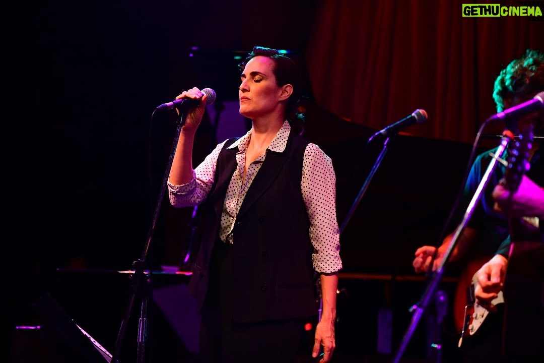 Julieta Díaz Instagram - Esa tercera voz, esa tercera orilla del Río ✨ nuestro último álbum ✨ cerrando el año en la preciosa @bebopclub en caba con toda la banda a pleno 🎶🇦🇷🇺🇾🔥 @diegopresabuceo @julietadiaz77 @santiago.peraltax @checoanselmi @arieldrigles ❤️ Gracias a todas y a todos por venir! Es tan lindo compartir con uds siempre! 🙏🏽🌸 Gracias 🙏🏽 @bizarro_uruguay @_____andino_____ @celinacassi @coloniaexpress @poetrybuilding @patatorresmazza @virginiabosco22 @litovitaleoficial @katieviqueira @fabiwilder Fue una noche hermosa. Desembarcar finalmente nuestro disco Río ✨ en Argentina es un cierre luminoso de mucho trabajo, música y poesía! Si todavía no los conocen, disfruten nuestros álbums en la bio de @julietadiaz77 👆🏾💿😁 📸 @patatorresmazza 🌱🍃🙏🏽🎶💋